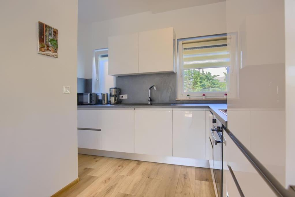 Apartment Sunrise Fuer 6 Personen In Pula-Stinjan エクステリア 写真